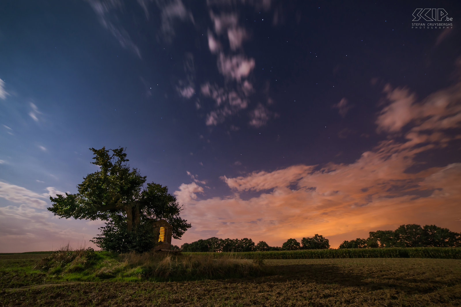 Sint-Pieters-Rode - The chapel of Horst by full moon The castle and the chapel of Horst are photogenic landmarks near my new home. So in recent months I went out to photograph them several times, mostly in the evening and at night or when there were special weather conditions. I tried to create some unique photos of these monuments that differ from the images that already have been captured by many other people.<br />
 <br />
The small chapel of Saint Joseph is located in a field under an old lime tree nearby the castle. It has been built in the beginning of the 19th century. A slow shutter speed and full moon gives a special effect to the image. Stefan Cruysberghs